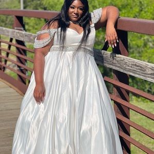 I am selling my junior year prom dress .